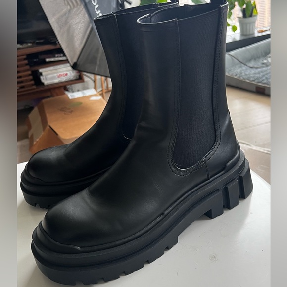 Bershka chunky Chelsea boot in black in 43 - Picture 1 of 3